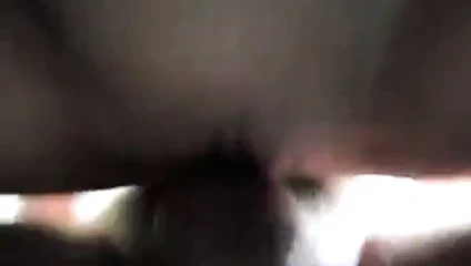 Aşağıdan yukarıya bakan yakın çekim