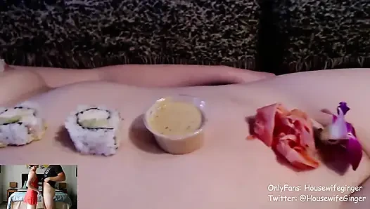 Canlı yayında suşi kızı gösteriyor ve sakso çekiyor