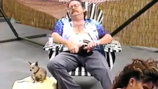 Olgun adam birkaç oyuncu kızın yalamasını ve ovmasını izlemeyi seviyor