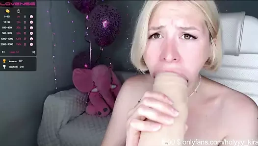 İnce kız büyük bir yapay penis ile eğlenir