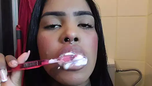 Dövme piercing fetişi – diş teli fetişi