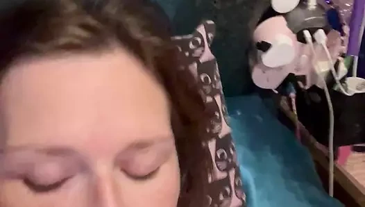 Dünyanın en iyi sesi! Bir orospu çocuğu gibi fışkırtıp sularken dünyanın en iyi kokulu yerinden! Haha