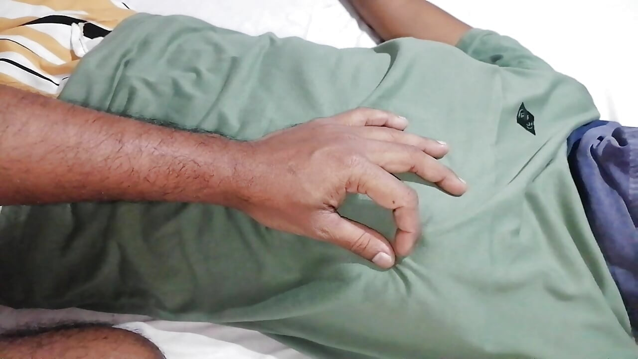 Doğal tüylü göğüslü Asyalı, seks öncesi uzun tam vücut gösterisi