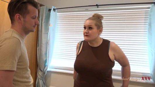 Auntjudysxxx - 45 yaşındaki büyük memeli iri güzel kadın orta yaşlı seksi ev sahibası Becky utangaç kiracısını baştan çıkarıyor