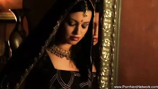 Hindistan'dan azgın esmer kız mükemmel vücudu ile oynuyor