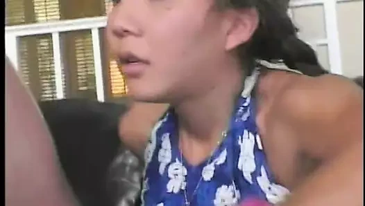 Seksi küçük fahişe kanepede horoz sürmek ve klitoris üzerinde vibratör sürtünme