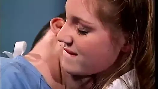 Sevimli genç şeker striptizci muayene odasında bir doktor tarafından sikiliyor