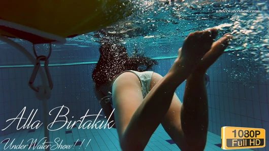 Sulu götlü esmer bebek alla birtakik yüzerken