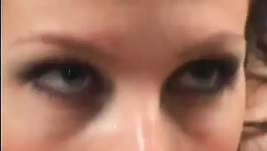 Seksi esmer kadın sikilirken masum sürtük üzerinde çalışıyor