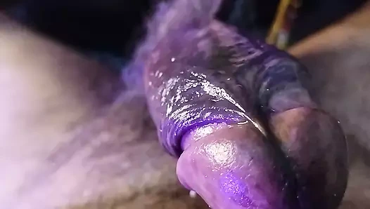 Hintli teyze üvey babasının ateşli meme ucunu emiyor