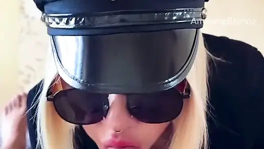 Seksi Polis Memuru Kontrolü Eline Alıyor