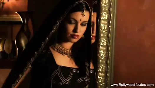 Sadece seksi vücudunu göstermek için baştan çıkarıcı poz