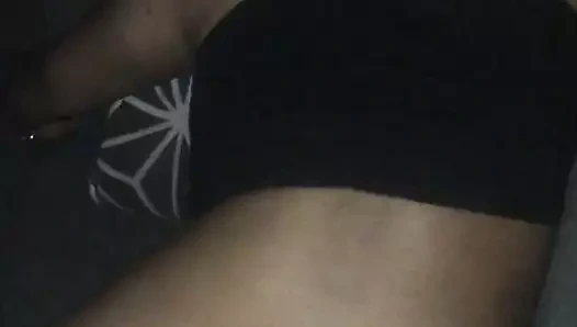 Kalın bir abanozdan arkadan çekimler