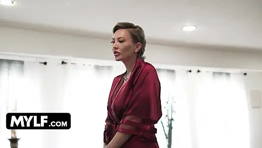 Demure evli kadın Adira Allure yeni oda arkadaşı taşınırken kontrolünü kaybediyor