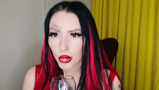 Tükürme fetişi. Sahibe limon emiyor, bu da özel bir tükürük kokteyli hazırlamak için daha fazla tükürük gerektiriyor, salya akıtıyor ve çiğnenmiş limon f