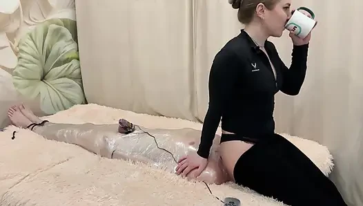 Baş hanımefendinin pantolonunda, köle elektrik şoku alır ve nefes almaya çalışır