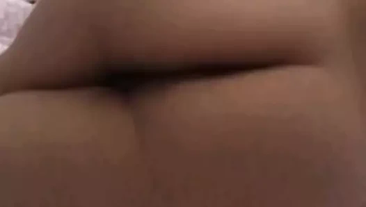 Rumen genç kız vücuduyla oynuyor