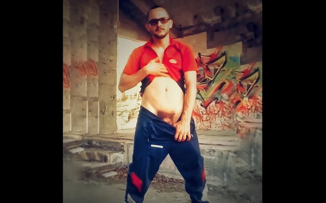 Исследование заброшенного здания и писсинг