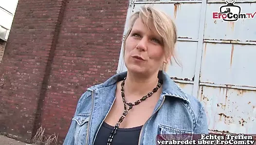 Yan taraftaki Alman ev hanımı para karşılığı seks yapıyor