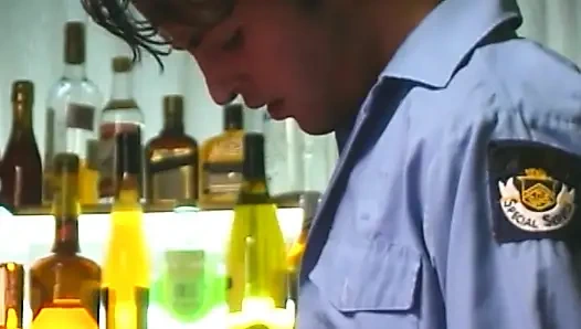 Sarışın hatun yarak yiyor ve sonra amcığını vahşice yalatıyor