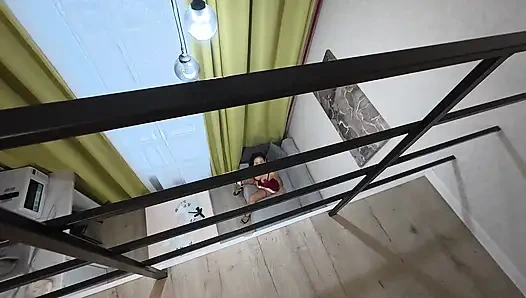 Üvey kız kardeşi, üvey kardeşini mastürbasyon yaparken yakaladı ve ona gerçek zevk hissetmesini teklif etti