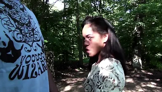 Seksi esmer için açık havada üçlü seks