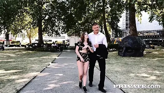 Siyah iç çamaşırlı Lara Duro özel olarak ilk kez sahneye çıkıyor