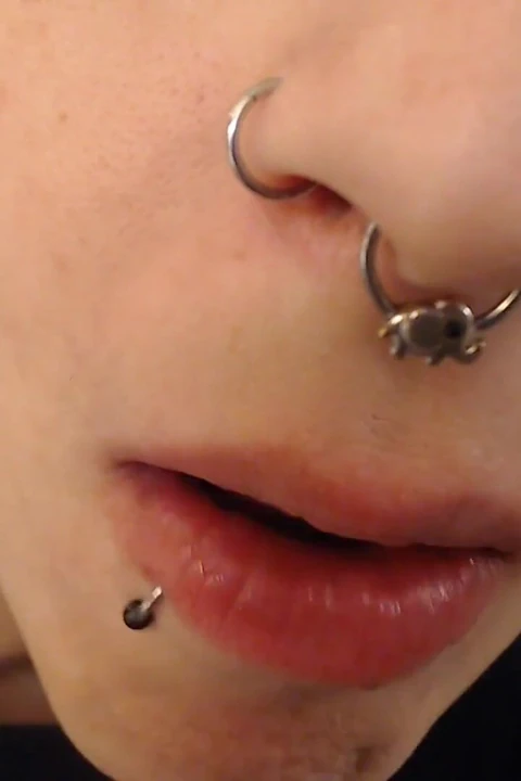 6 piercing yakın çekim oynama zamanı