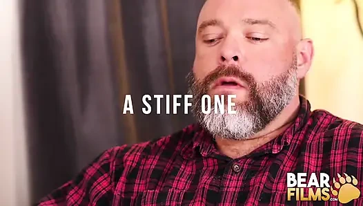 Olgun ayı kurt jacobs chip young tarafından prezervatifsiz sikiliyor