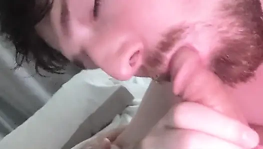 Ateşli üvey babam beni partiden çekti ve ona sakso çekmeme izin ver