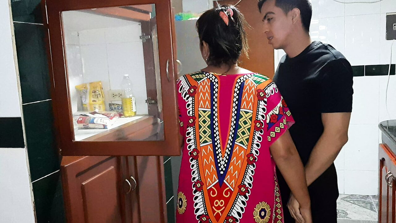 Üvey annem bana mutfakta oral seks yapıyor