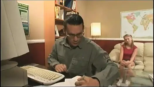 Sürtük sarışın misyoner ve domaltarak emiyor ve sikiliyor