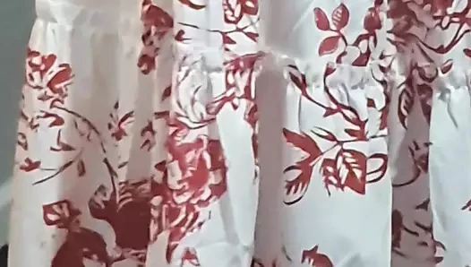 Bikinisiz üvey anne üvey oğlunun önünde yeni elbiseyi deniyor