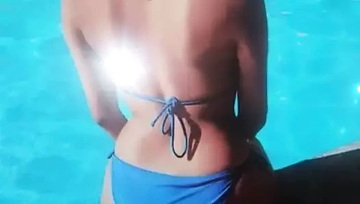 Eski sevgilimin fotoğrafını ve videosunu görünce azgın oldum ve onun topuklarını siktim