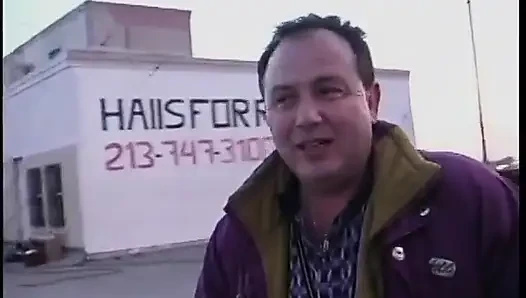 Bu edepsiz küçük fahişe efendisi tarafından sikişiyor ve emiyor