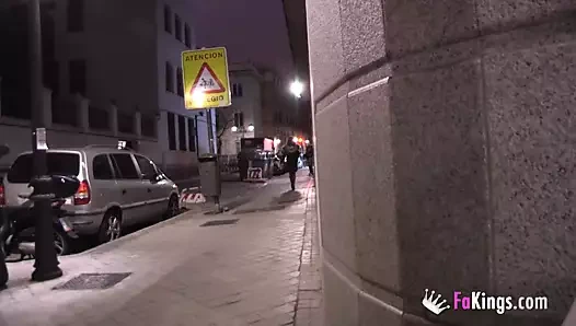 Sokakta çıplak! tatlı sarışın genç ashley rastgele adamları baştan çıkarıyor