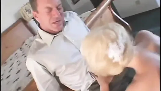 Vahşi sarışın ateşli vücudunun içine sağlam bir yarak alıyor