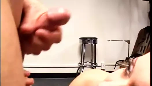 Kıvrımlı esmer, oral seks yapmadan önce erkeğinin kıçına oyuncaklar