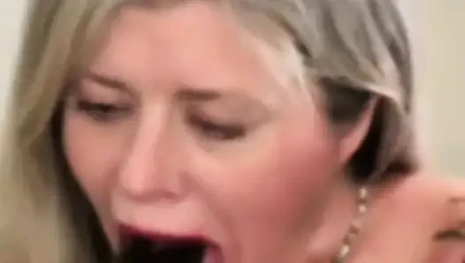 En sevdiğim mavi oyuncakla aynada sakso!