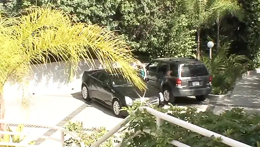 Şehvetli lezbiyen orta yaşlı seksi kadın genç bir kız tarafından yalanıyor