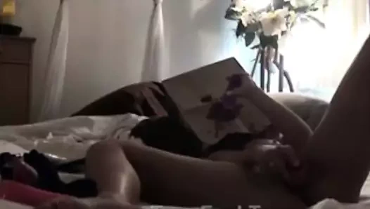 Kirli sürtük Mastürbasyon ile bir boşalmak kapalı çanta üzerinde ona yüz