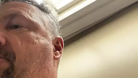 Luvbennude otel gezintisi yapıyor