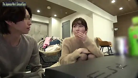 Dünün sıcaklığı, büyük donanımlı yakışıklı bir adamın onu daha derin bir zevke çektiği anda uzaklaşıyor.