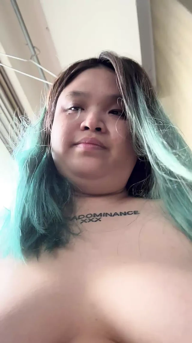 Dövmeli tombul Asyalı