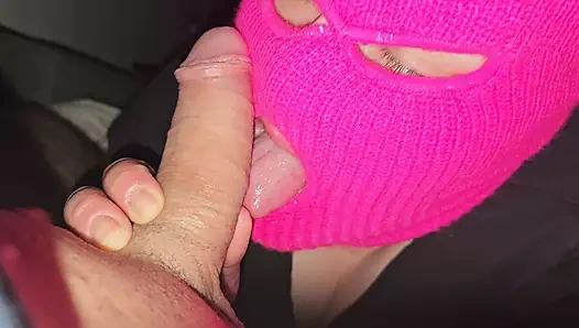 Genç bir kadının ağzına titreyenin boşalmasının yakın çekim (azgın bayan)