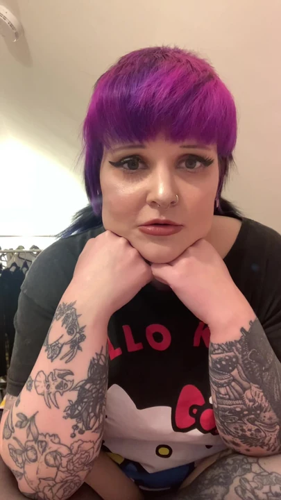 Мой сводный братец сидел в моей спальне, потому что он хотел говорить, как у него были проблемы со своей подругой, я иду в своей комнате в мешковатой футболке и чулках, не зная, что он там