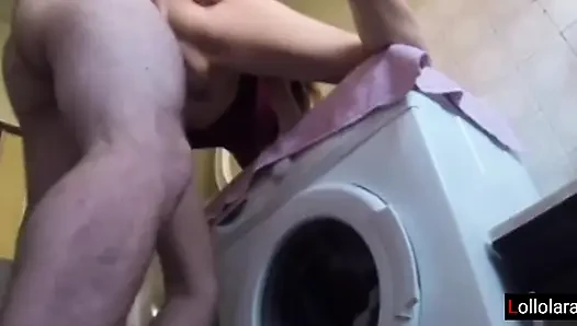 Çamaşır makinesinde sikiliyor