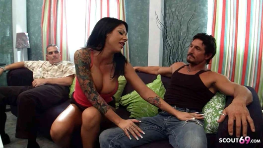 Aldatılan koca, mükemmel karısı büyük beyaz bir yarakla sikilirken izlemek zorunda