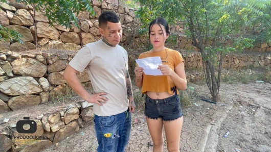 Benden yardım isteyen bilinmeyen bir latin kızı sikiyorum ve onu dairemde sert sikiyorum.