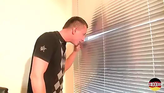 Kısa saçlı bayan o dölümün her yerine patlamasını bekleyemiyor